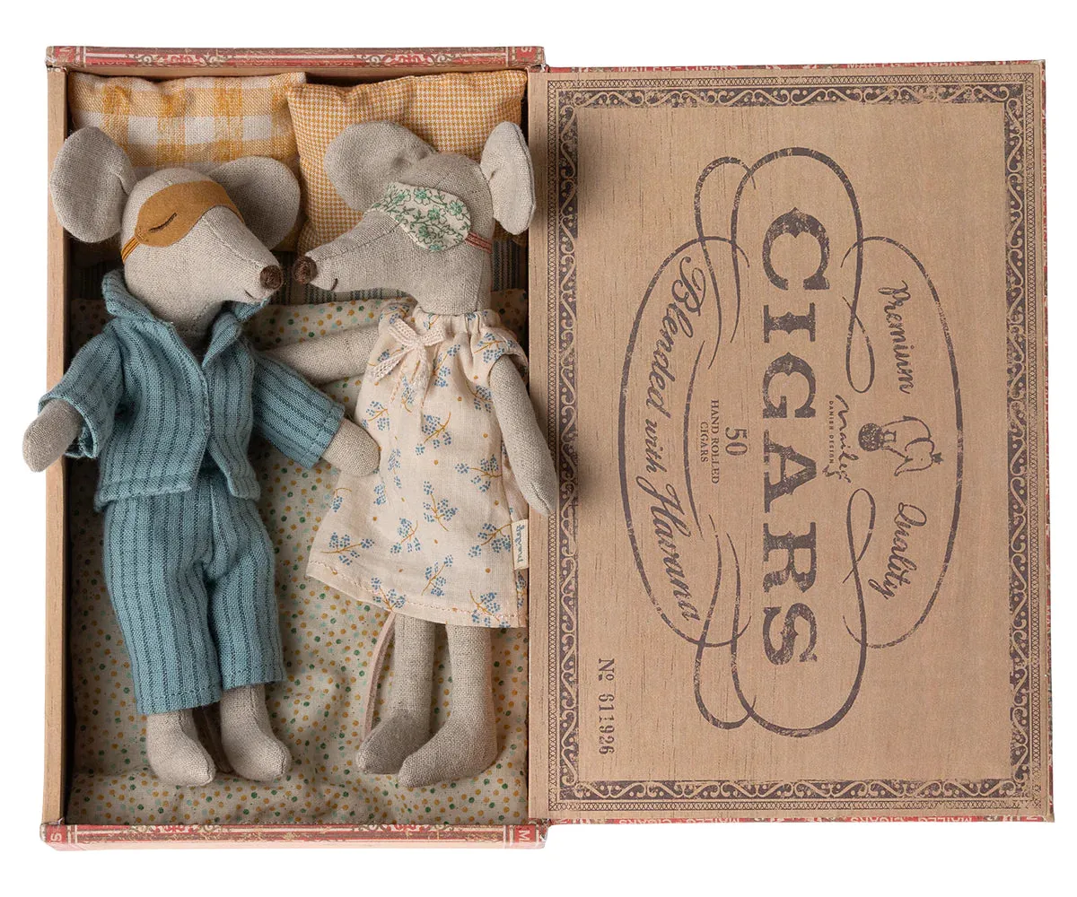 Mum & Dad Mice In Cigar Box